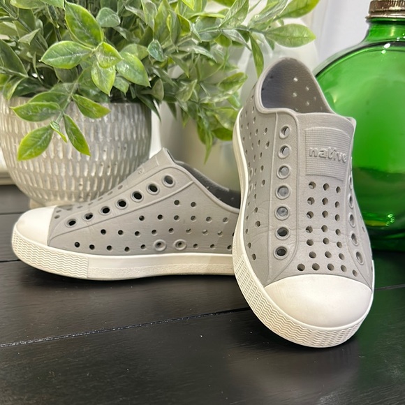 Kids Native Jefferson Gray Slip-On Shoes EUC - Picture 2 of 6